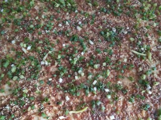 12、五香葱油肉饼,撒上香葱。