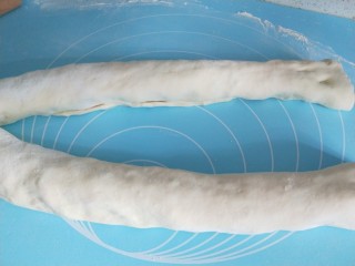 14、五香葱油肉饼,整理成肉卷。