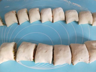 15、五香葱油肉饼,切成大小均匀的段。