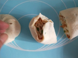 16、五香葱油肉饼,两头捏紧。