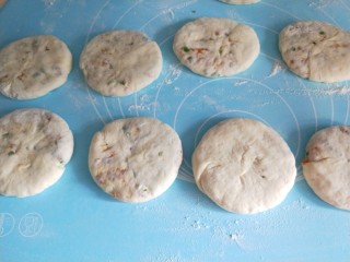 19、五香葱油肉饼,在次封上保鲜膜松弛20分钟。