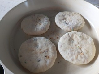 20、五香葱油肉饼,在放入平底锅。