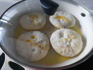 21、五香葱油肉饼,倒入花生油小火煎制。