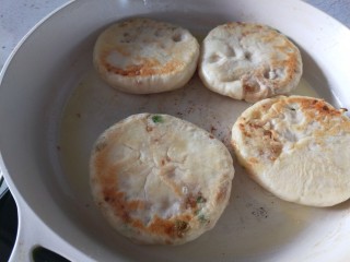 22、五香葱油肉饼,两分钟后翻面。