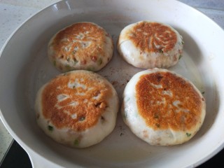 23、五香葱油肉饼,煎制两面金黄即可。