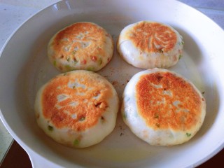 24、五香葱油肉饼,外焦里嫩金黄香酥出锅。