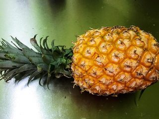 1、水果沙拉,准备一个新鲜的大菠萝