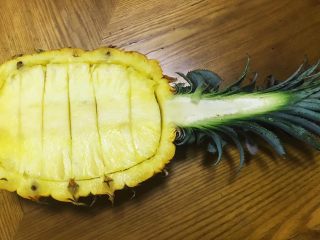 3、水果沙拉,取一半菠萝将中间的果肉切几刀但不要切断底部