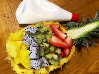 5、水果沙拉,所有备好的果肉装入菠萝容器中再准备主角沙拉酱
