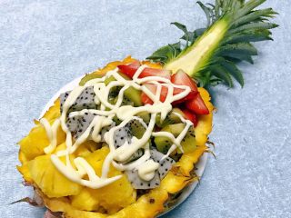 6、水果沙拉,沙拉酱不规则挤在果肉上