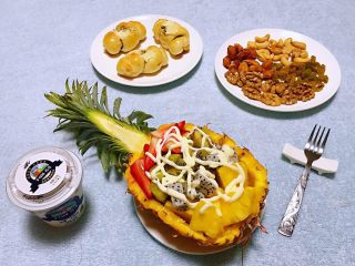 8、水果沙拉,搭配餐包、干果和酸奶一起吃不但营养丰富又满足了味蕾