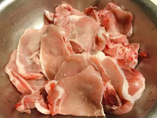 1、大排面,买到新鲜的猪大排用水清洗干净沥干水份备用