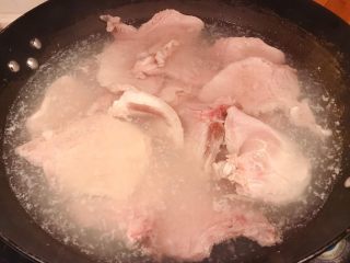 2、大排面,锅中烧开水放入猪排焯水去除杂质和油脂后立即放入冷水中过凉