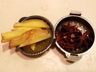 3、大排面,准备姜片和花椒大料放入调味盒中这样吃起来特别入味还方便