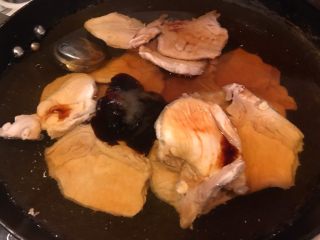 4、大排面,锅中倒入清水放入大排和调味盒还有调味料一品鲜酱油、蚝油、料酒、糖拌匀开始大火煮起来