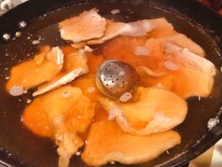 5、大排面,煮30分钟后放入盐继续中小火煮20分钟左右