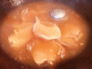 6、大排面,大排煮至软嫩时放入水淀粉勾芡最后放入味精调味提鲜即可出锅享用