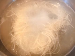 7、大排面,煮大排时节省时间另起一锅下面条不要煮的太软烂劲道十足口感才好