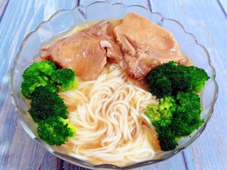 8、大排面,煮好的面条过水放入碗中摆上猪大排淋上大排面汤汁还有焯好水的西兰花