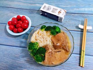 10、大排面,搭配一盘水果和牛奶营养就更加丰富噢