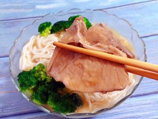 12、大排面,猪大排香嫩无比入口好爽搭配滑爽的面条堪称完美