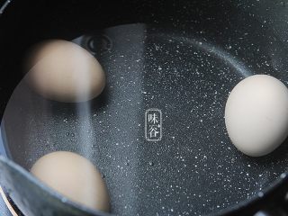 4、鸡蛋花糖水,鸡蛋放入锅里加水煮开5分钟；