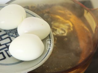 8、鸡蛋花糖水,大火煮开后放入鸡蛋;