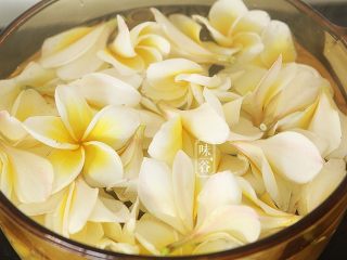 9、鸡蛋花糖水,放入泡好的鸡蛋花；