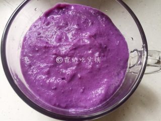 6、紫薯奶昔,搅打成泥。