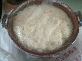 4、月子婆的甜酒,拿走毛巾，还有一层保鲜膜，为了不让氧气进来