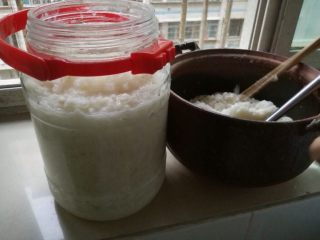 6、月子婆的甜酒,大大的玻璃罐还是珠江桥牌的添丁甜醋用完剩的，资源利用就洗干净后装糯米甜酒了