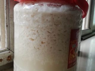 7、月子婆的甜酒,装完还得倒一些买回来的米酒来保存完好。