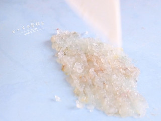 2、胡萝卜鲜虾米粉饼,基围虾去虾线去壳，剁碎。