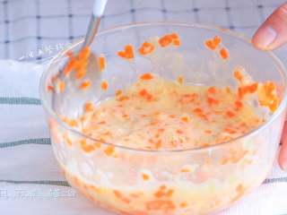 4、胡萝卜鲜虾米粉饼,胡萝卜、虾泥、冬瓜、鸡蛋搅拌均匀。