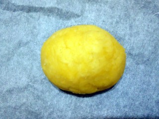 8、辅食计划~芝麻小酥饼,改用手揉，揉到面团光滑即可，不要揉太久了