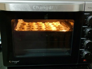 13、辅食计划~芝麻小酥饼,烤箱上下火调到170°，提前预热，预热后送入烤盘烤18～20分钟，表面上色即可。(烤好饼干先别急着取出，放烤箱内静置5分钟后取出，饼干会更酥脆。）