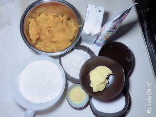 1、杨扬佳全麦南瓜酥,准备材料