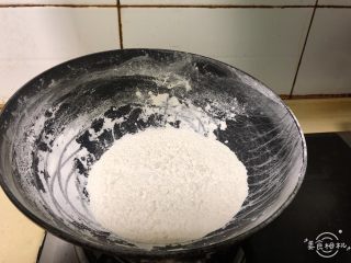 2、杨扬佳全麦南瓜酥,将馅用100g全麦粉炒熟备用。