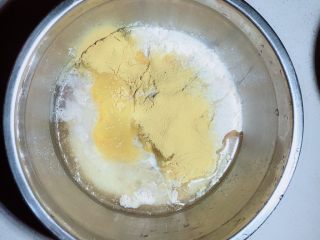 3、杨扬佳全麦南瓜酥,将面皮材料全部混合拌匀。