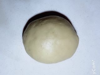 4、杨扬佳全麦南瓜酥,置于案板上擦揉成光滑的面团。