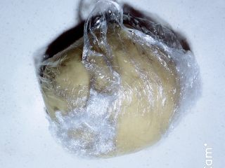 5、杨扬佳全麦南瓜酥,盖保鲜膜静置40分钟。
