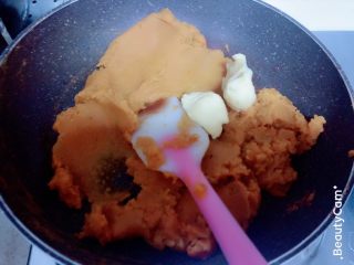 7、杨扬佳全麦南瓜酥,加入黄油，翻炒置不亮油为止。