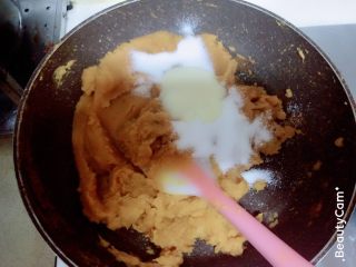 8、杨扬佳全麦南瓜酥,加入白糖炼乳拌匀。