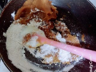 9、杨扬佳全麦南瓜酥,少量多次加入熟全麦粉。