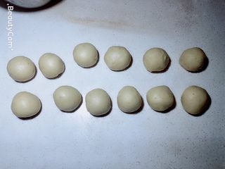 10、杨扬佳全麦南瓜酥,面皮分割成30左右的面团。