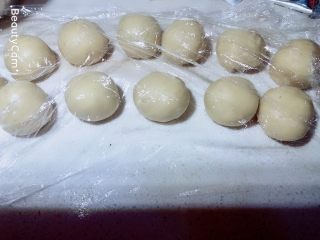 11、杨扬佳全麦南瓜酥,盖保鲜膜备用。