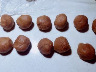 12、杨扬佳全麦南瓜酥,称量馅料，每个20克左右。