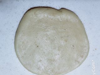 13、杨扬佳全麦南瓜酥,面团擀成中间薄两边厚的面皮。