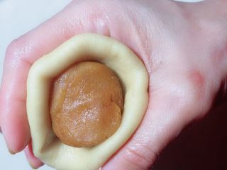 15、杨扬佳全麦南瓜酥,将四周厚的部分收拢，封口。