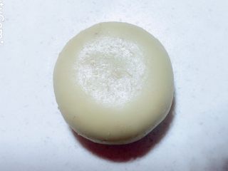 17、杨扬佳全麦南瓜酥,待皮表面晾干厚，轻压整形。